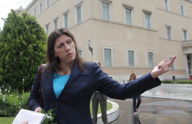 Βίντεο-σόου της Ζωής Κωνσταντοπούλου: Φωνάζει σε αστυνομικό «όνομα έχεις;»